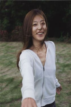 我们在黑夜里相拥