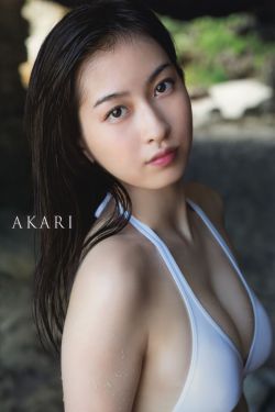 一个男孩子顶哭另一个男孩子